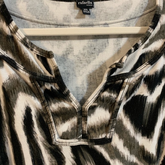 Rafaella Black and white print top. 3X - Picture 2 of 8